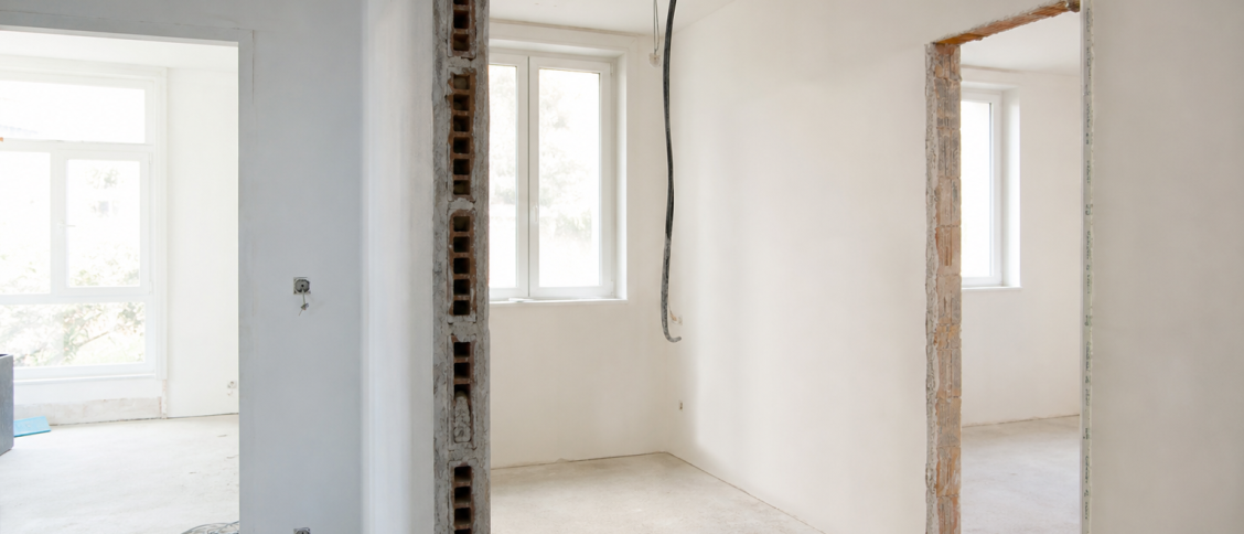 Intérieur en rénovation avec câble électrique apparent