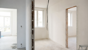 Intérieur en rénovation avec câble électrique apparent