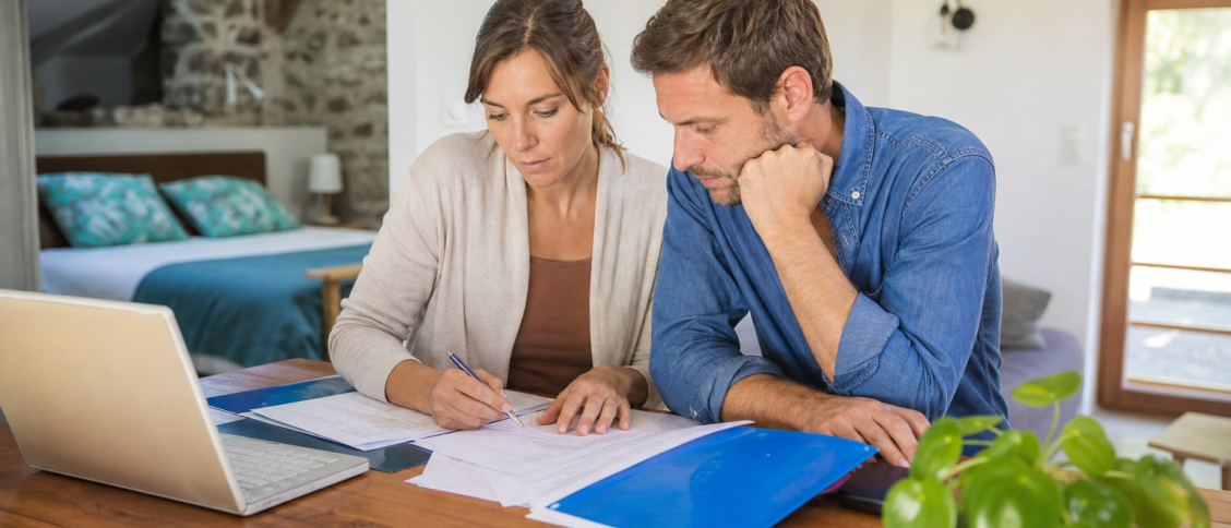 Deux personnes examinant des documents sur une table